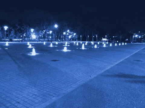Φωτισμένα συντριβάνια δαπέδου σε θεματικό κήπο της Νέας Παραλίας Θεσσαλονίκης